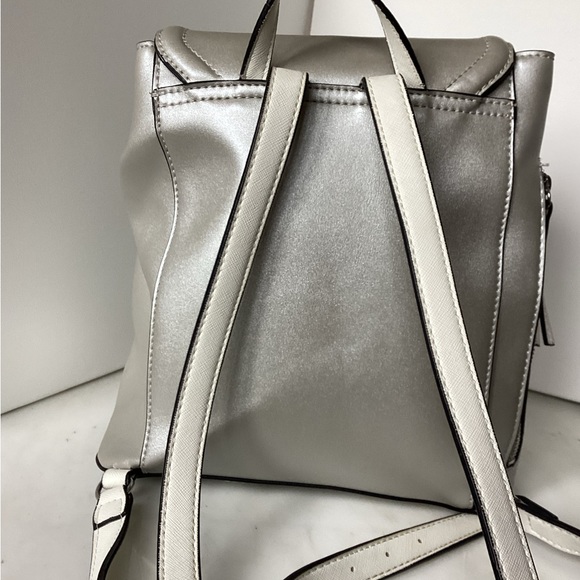 Guess silver back pack - Picture 2 of 6